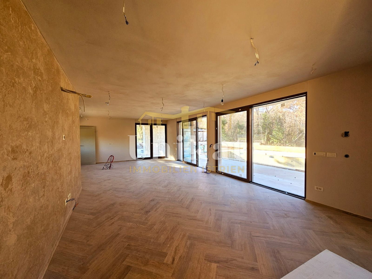 Moderna vrstna hiša s bazenom in pogledom na zelenje, Poreč